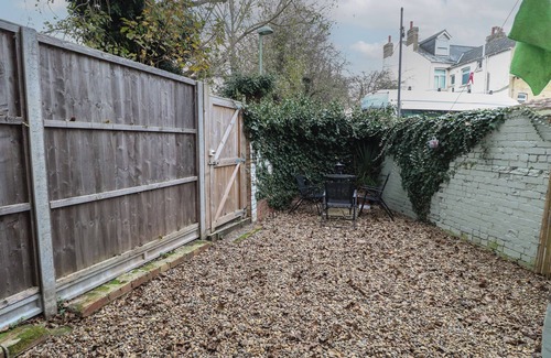 Lowestoft Cottage | GROSVENOR HOUSE, pet friendly, character holiday cottage in Lowestoft