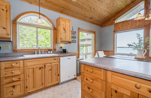 Tobermory Cottage | Grotto Escape: Unwind at Cameron Lakehouse