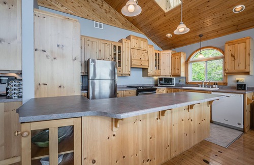 Tobermory Cottage | Grotto Escape: Unwind at Cameron Lakehouse