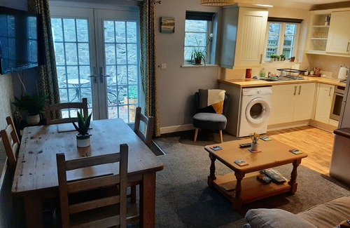 Bodmin Apartment | Ground Floor 2-beds Apt, Sleeps 4 With Parking