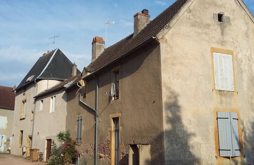 Issy-l'Eveque Apartment | Ground floor apartment for 4 people