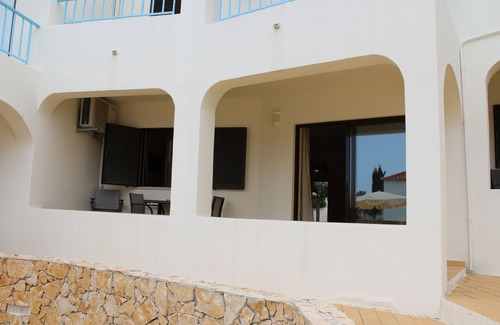 Carvoeiro Apartment | Ground floor apartment with pool, internet and A/C in central Carvoeiro, Algarve