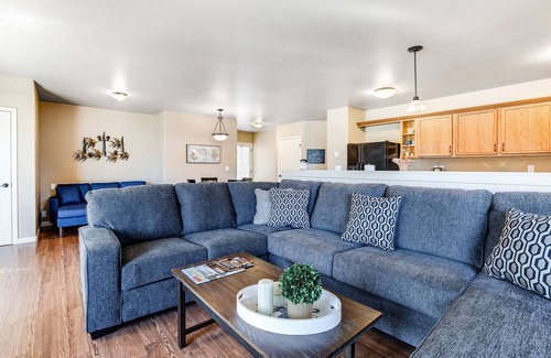 Dunes City Apartment | Ground floor condo with fast WiFi, patio, full kitchen, & private washer/dyer