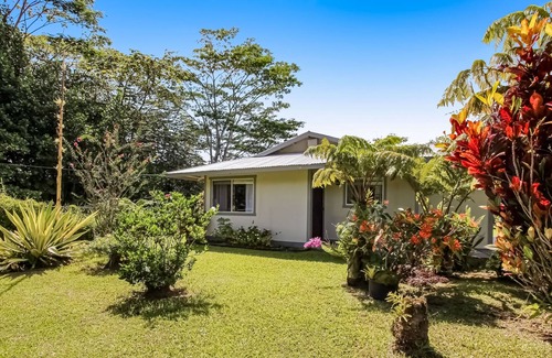 Kapoho House | Ground-floor dog-friendly home with patio, gazebo, washer/dryer, & garden views