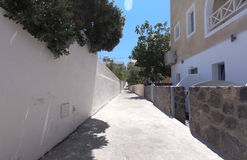 Perissa Apartment | Ground floor Double Room 30 meters from Perissa Beach