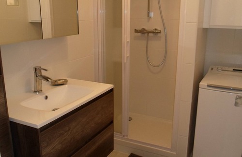 Balaruc-les-Bains Apartment | Ground Floor Apartment with Private Garden, Near Thermal Baths and Thau Lagoon