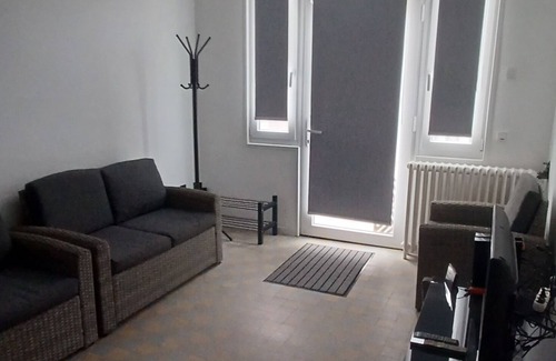 Souppes-sur-Loing House | Ground floor private house with very large courtyard