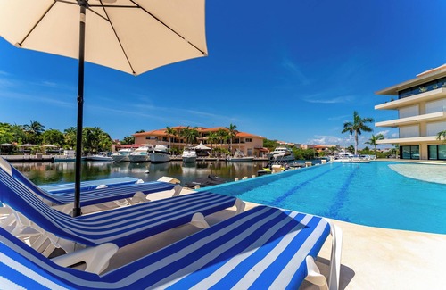 Puerto Aventuras Apartment | Ground Floor Marina Apartment with Pool Terrace and Paddleboard Puerto Aventuras