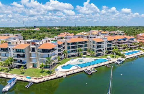 Puerto Aventuras Apartment | Ground Floor Marina Apartment with Pool Terrace and Paddleboard Puerto Aventuras
