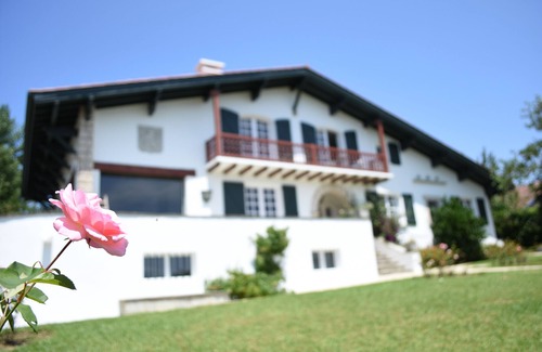 Ciboure Villa | Ground floor of 240 m2 villa with dominant view of the Pyrenees and Spain
