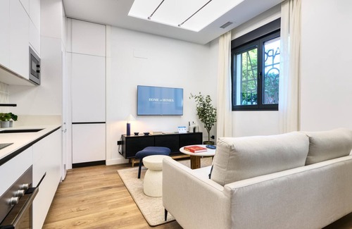 La Buhaira Apartment | Ground-floor one-bedroom pied-à-terre with free parking