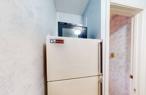 Cape Neddick Apartment | Ground-floor studio with patio & AC - walk to Ogunquit Beach & downtown