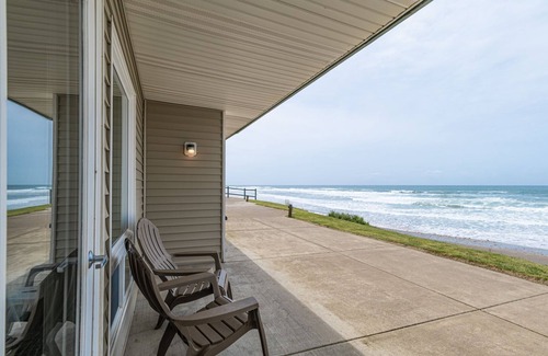 Logsden Condo | Ground floor studio-Oceanfront-Full kitchen-patio!