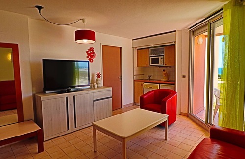 Sete Apartment | Ground Floor Studio with Direct Pool and Sea Access, Private Parking