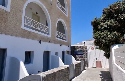 Perissa Apartment | Ground floor Triple Room 30 meters from Perissa Beach