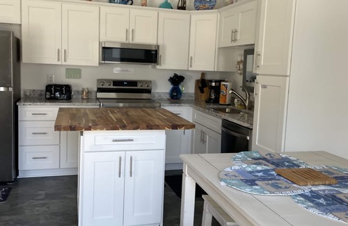 Fort Walton Beach Condo | 🏖️GROUND FLOOR UNIT 🏖SUNSET COTTAGES😎PETS WELCOME🐾nFREEBEACHSERVICE/WI-FI