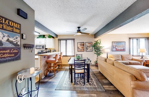 Mammoth Lakes Condo | Ground-Level Condo w/Pellet Stove, Deck & Shared Hot Tub/Pool - 1 Mile to Lifts
