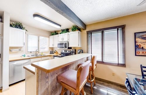 Mammoth Lakes Condo | Ground-Level Condo w/Pellet Stove, Deck & Shared Hot Tub/Pool - 1 Mile to Lifts
