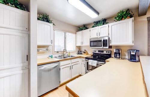 Mammoth Lakes Condo | Ground-Level Condo w/Pellet Stove, Deck & Shared Hot Tub/Pool - 1 Mile to Lifts