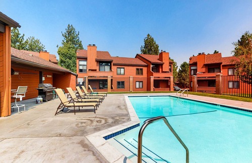 Mammoth Lakes Condo | Ground-Level Condo w/Pellet Stove, Deck & Shared Hot Tub/Pool - 1 Mile to Lifts