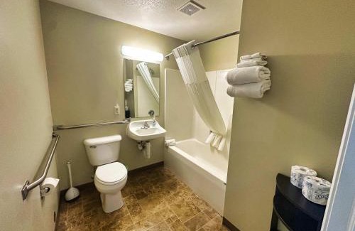 Lake City Hotel | Ground Level Lakeview Room with 1 Double bed suite
