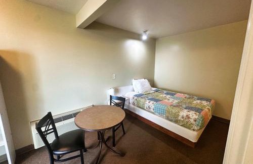 Lake City Hotel | Ground Level Lakeview Room with 1 Double bed suite