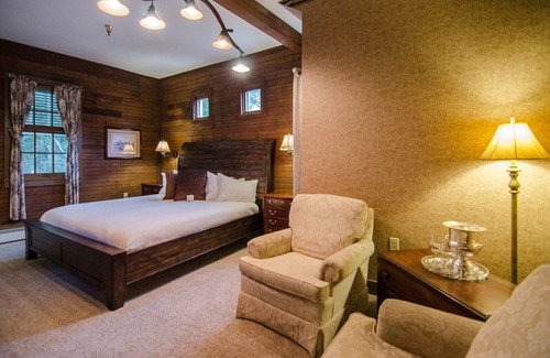 Shelburne Bed & Breakfast | Ground-level Spacious King Bed Room Bed&Breakfast in Downtown Shelburne! BOS