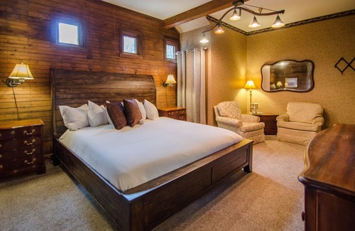 Shelburne Bed & Breakfast | Ground-level Spacious King Bed Room Bed&Breakfast in Downtown Shelburne! BOS