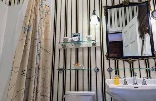 Shelburne Bed & Breakfast | Ground-level Spacious King Bed Room Bed&Breakfast in Downtown Shelburne! BOS