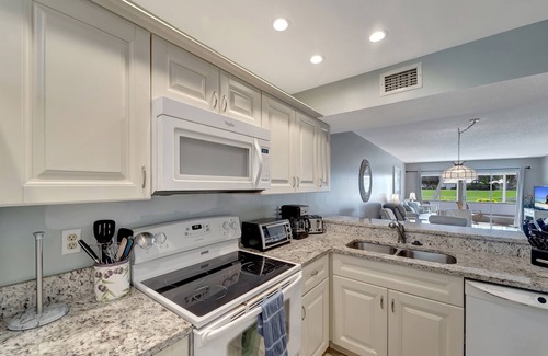 Plantation Condo | Ground unit Pool 10 Min to beach on golf course