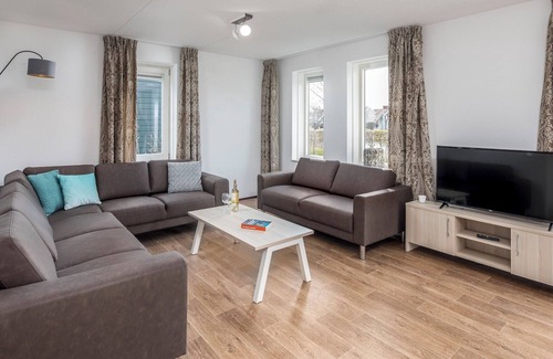 Bruinisse Villa | Group accommodation for 10 persons