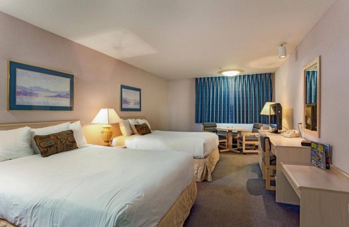 Warrenton House | GROUP ESCAPE! TWO COMFY UNITS, POOL, SAUNA