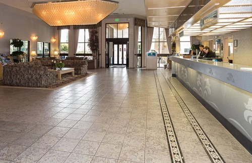 Parkrose House | GROUP ESCAPE! TWO COMFY UNITS, POOL, PARKING
