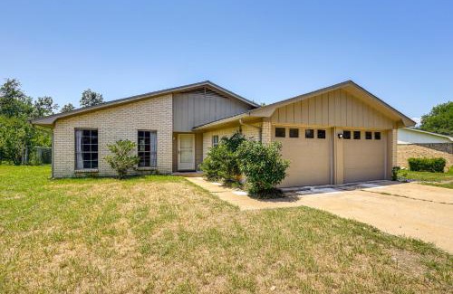 Temple House | Group-Friendly Getaway with Fenced Yard in Temple!
