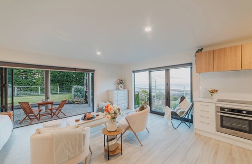 Redcliffs House | Group-Friendly Retreat - Ocean View, Free Parking