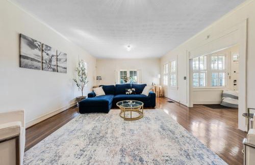 Columbus Villa | Group Getaway in a Grand Historic Home 15 minutes to Fort Benning Sleeps 10