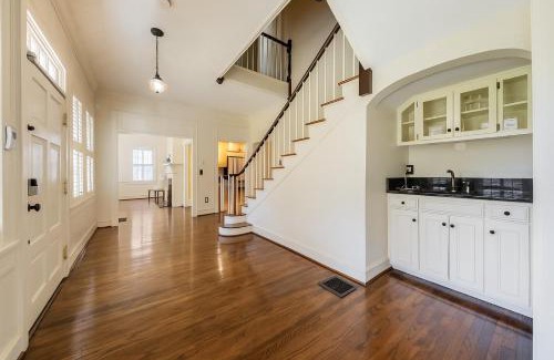 Columbus Villa | Group Getaway in a Grand Historic Home 15 minutes to Fort Benning Sleeps 10