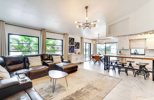 Charlotte County House | Group Getaway: Luxe Lakeside Gem in Port Charlotte