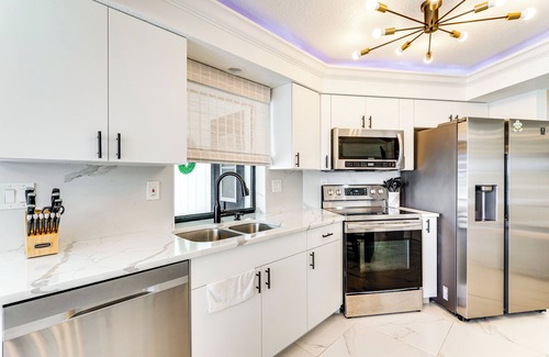 Charlotte County House | Group Getaway: Luxe Lakeside Gem in Port Charlotte