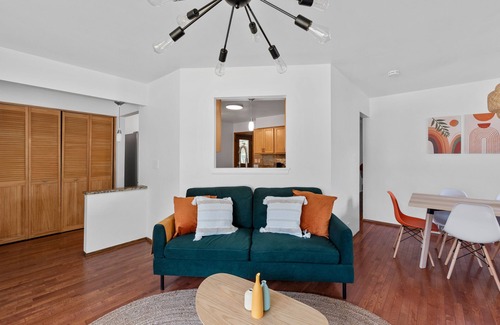 Milwaukee House | Group Getaway Retreat: Hot tub, Game Room, Cinema & Firepit