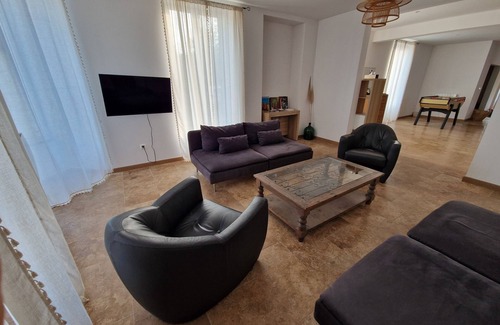 Molesme House | Group home in Burgundy: L'Antre Amis - Spacious accommodation for family and friends