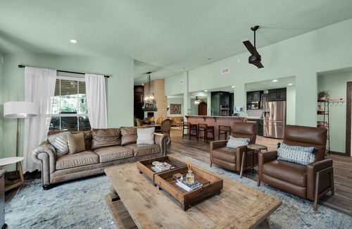 Roanoke House | Groups and Fams - 5 BR Huge Private Yard in Keller