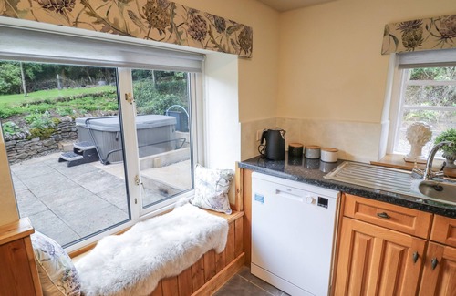 Leominster Cottage | GROVE COTTAGE, family friendly, with hot tub in Leominster