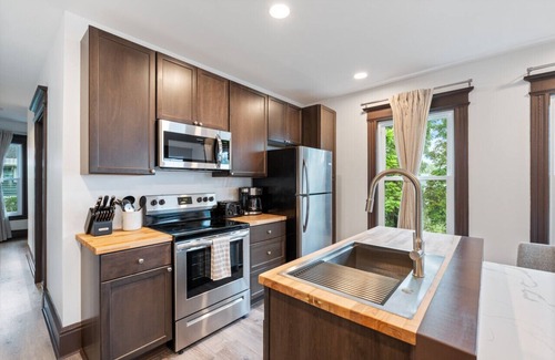 Westside House | GRP HQ: Sleeps 16, Dual Kitchen/LR/DR, Central Loc