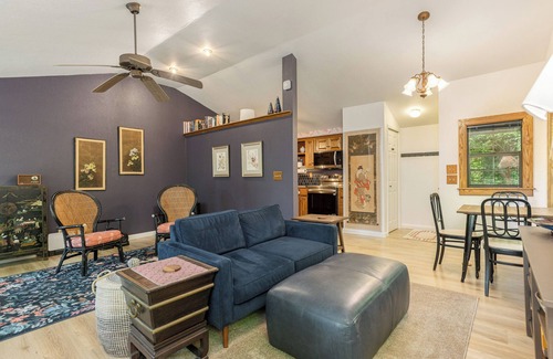 Glenville House | Grumble Grove – A Cozy Treehouse Retreat Near Lake Glenville