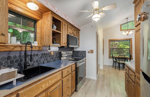Glenville House | Grumble Grove – A Cozy Treehouse Retreat Near Lake Glenville