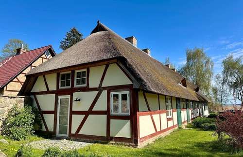 Lassan Apartment | Grüne Kate- small apartment for up to 6 people; sep. SZ, kitchen, garden - cottage at the swan pond