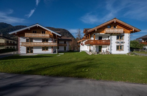 Schoenau am Koenigssee Apartment | Grünstein vacation apartment, 105 m², 3 separate bedrooms, barrier-free bathroom with shower and bathtub, living/dining room, balcony