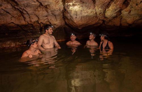 Livingston House | Grutas el Encanto - Casa de la Colina - Ruta a Petén