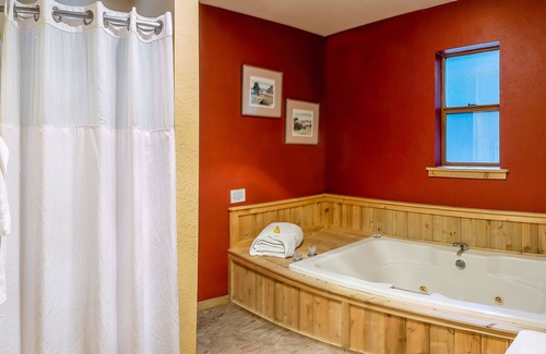 Ashland House | GS Lodge Room 5~ Jacuzzi Bathtub